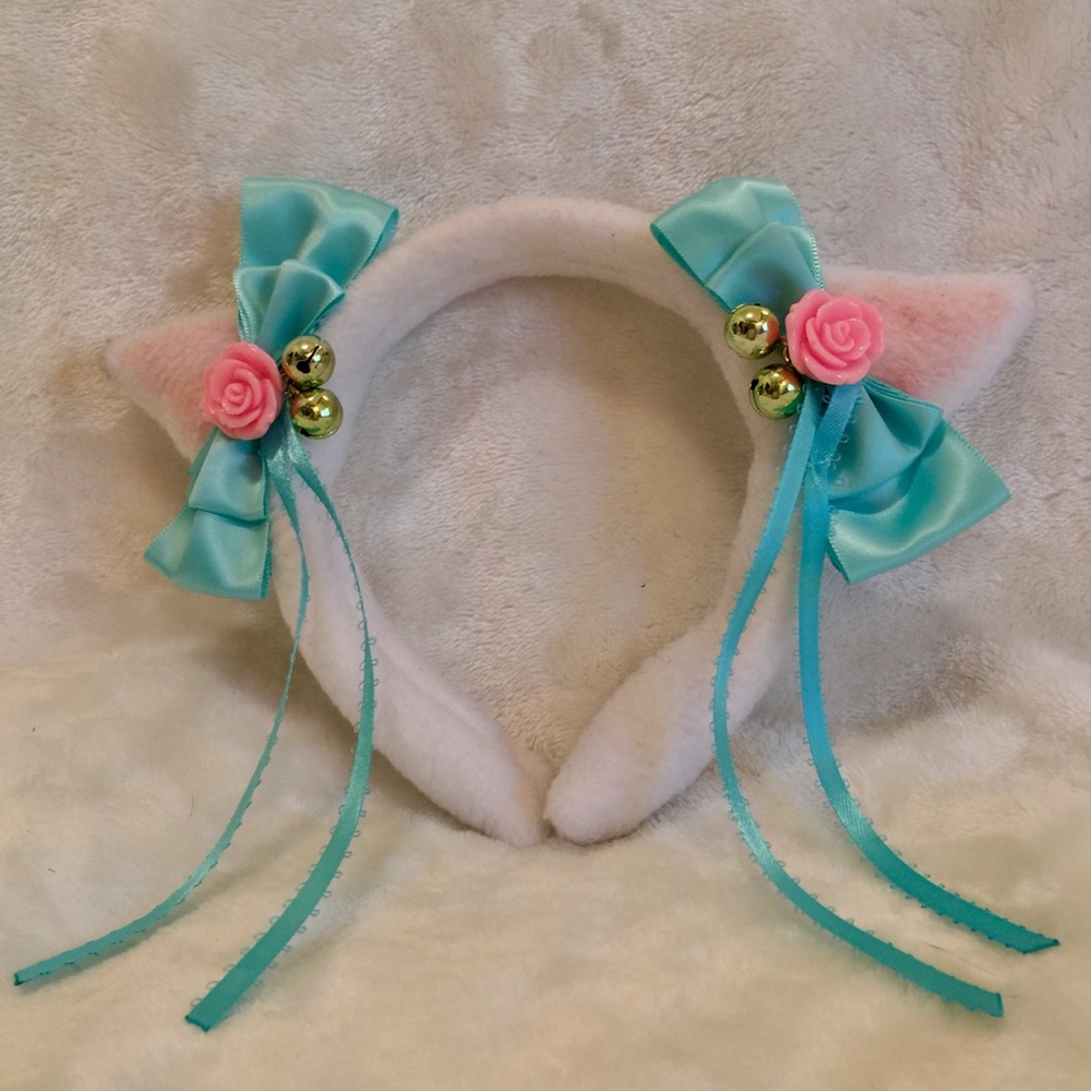 NWOT Kawaii kitty ears headband w/ bells